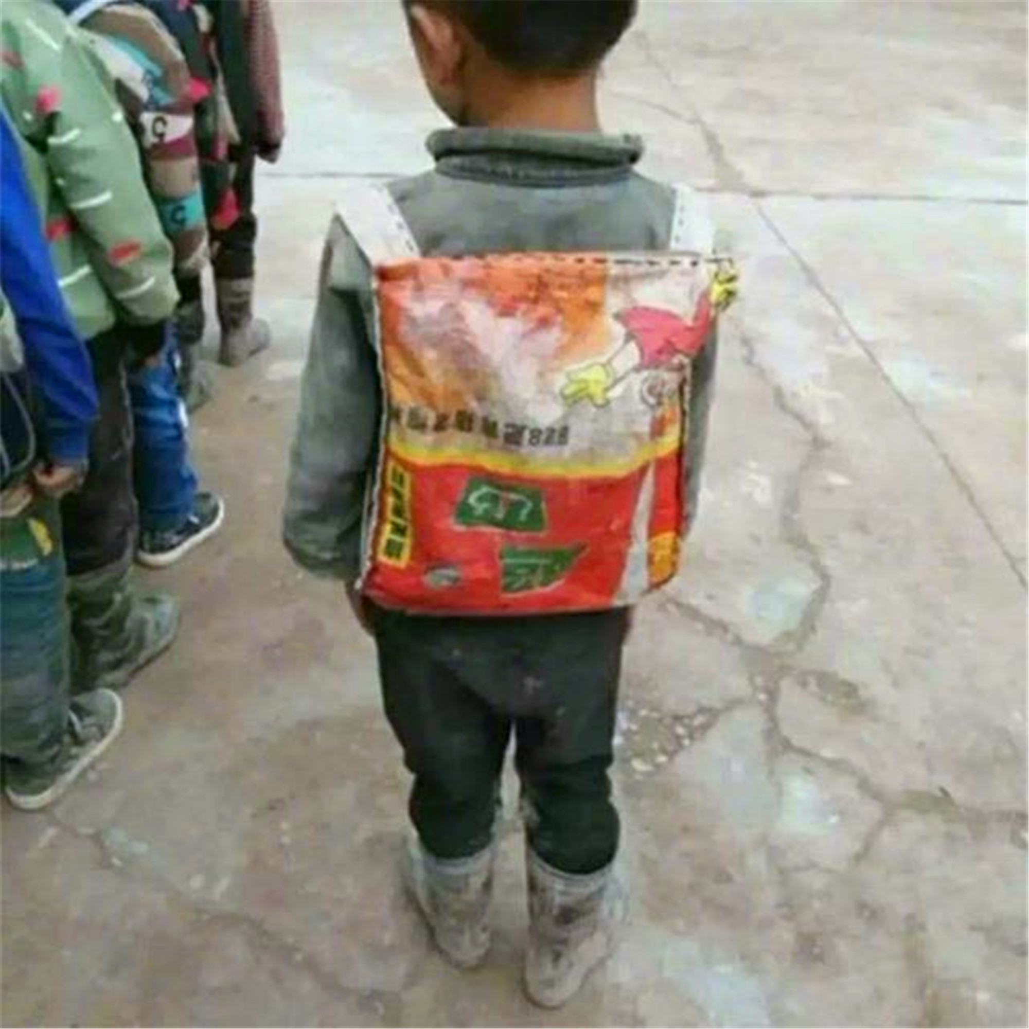 孩子背麻袋书包上学畏畏缩缩不敢入队表现惹人心疼
