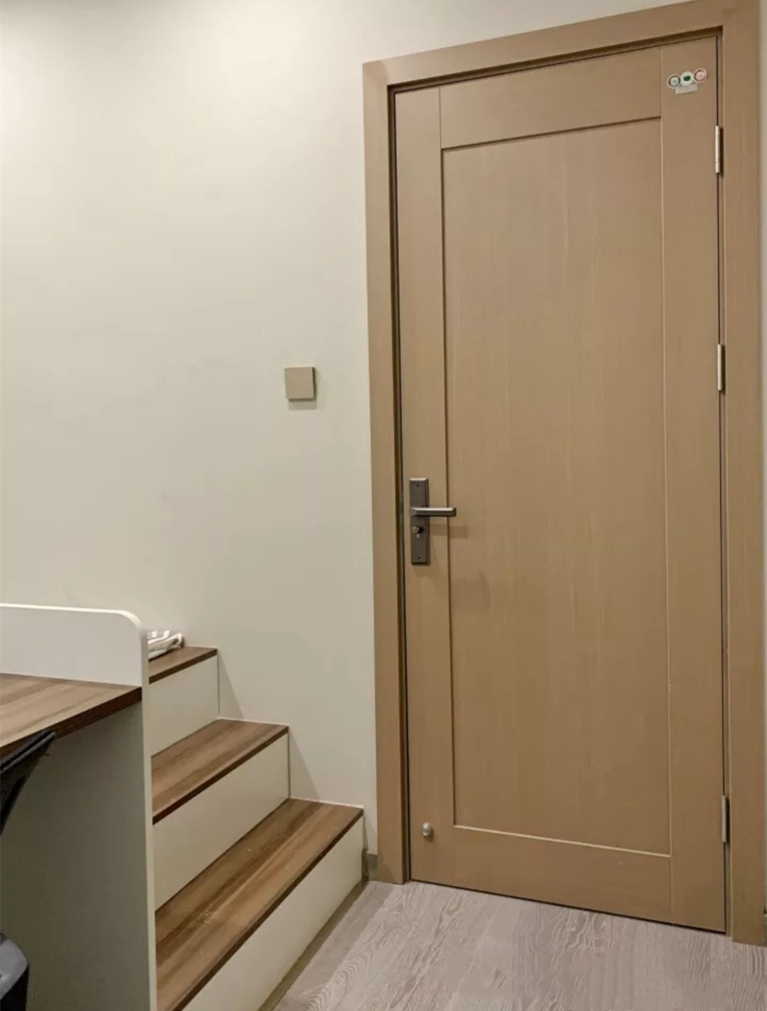 台阶的设计刚好挨着门框的边缘,不影响开关门,而且进门就能看到台阶