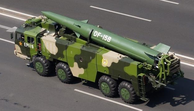 图为大批东风15导弹竖起