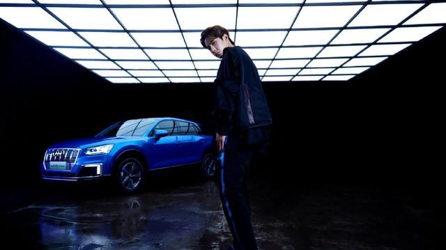 王一博拍汽车封面,谁留意到他握方向盘的动作,车技如何一目了然