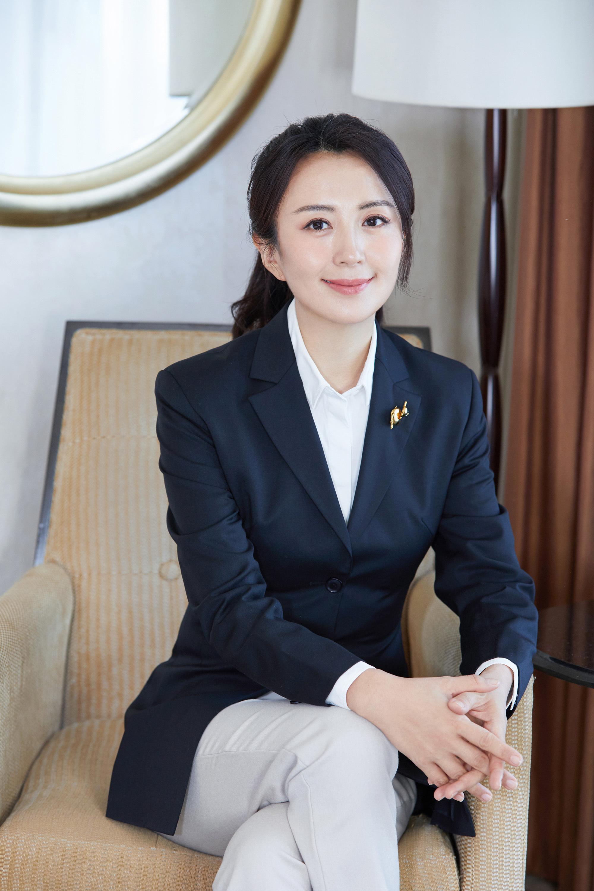 杨童舒演陈婷演的很成功,本人气质很温柔,45岁一点不显老