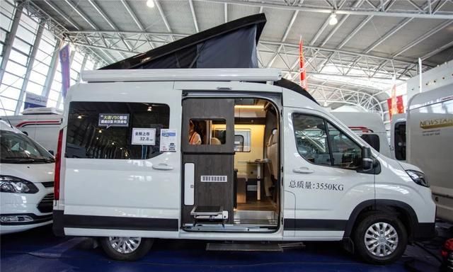 适合年轻家庭的新星b550房车,上下2层能住4口,设计真少见