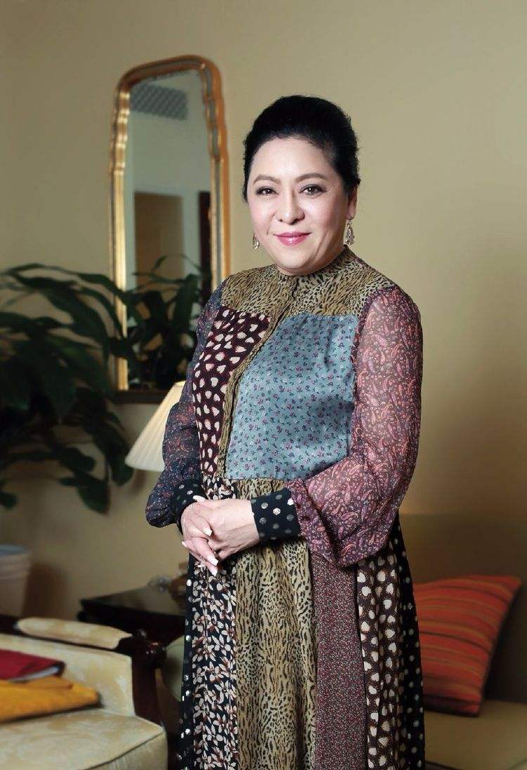 向太陈岚跟儿子现身,身材臃肿再加上标志性短卷发,真成奶奶了