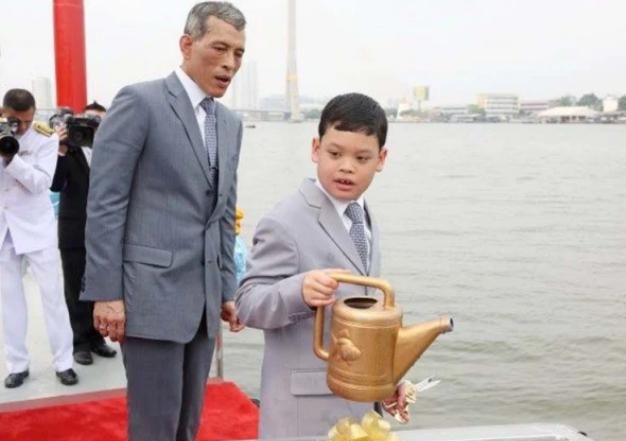 有被提帮功丑到!裹紧身衣虎背熊腰,想回炉重造了