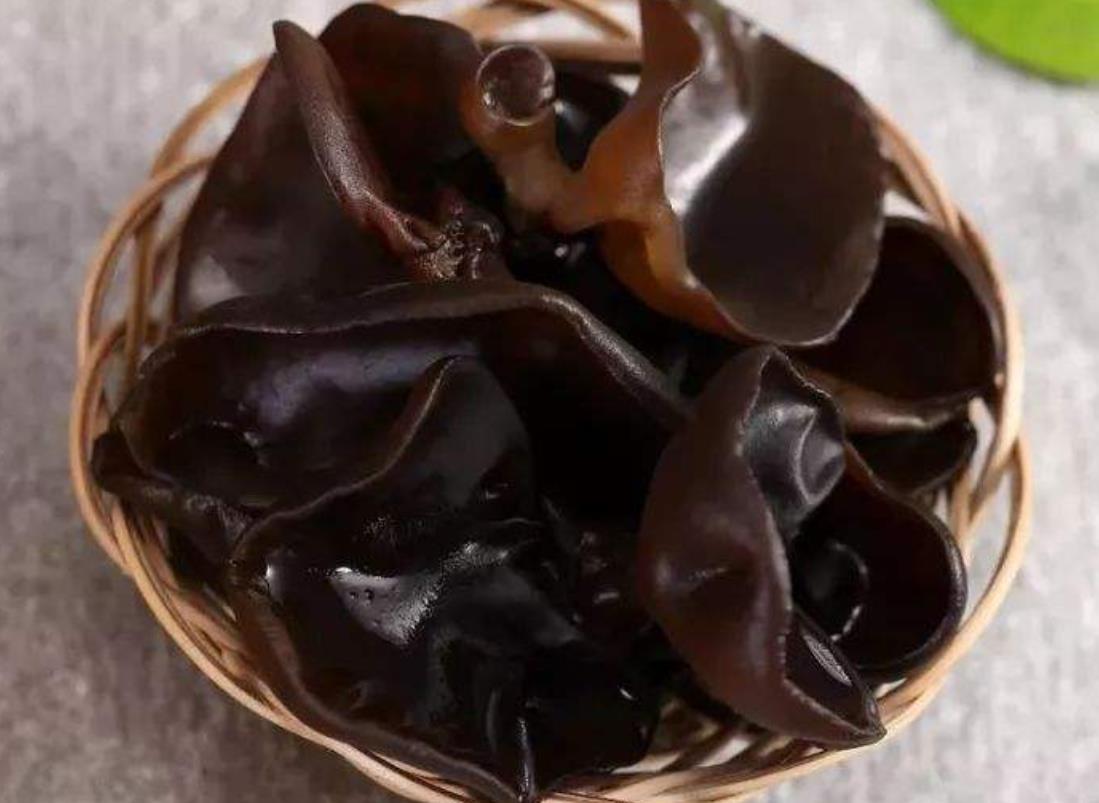 泡木耳用热水就错了,涨发率低口感差,学会这样做,发得又快又好