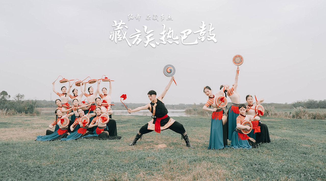 民族舞《热巴鼓》,热巴鼓舞以舞姿飞旋,鼓点热烈著称