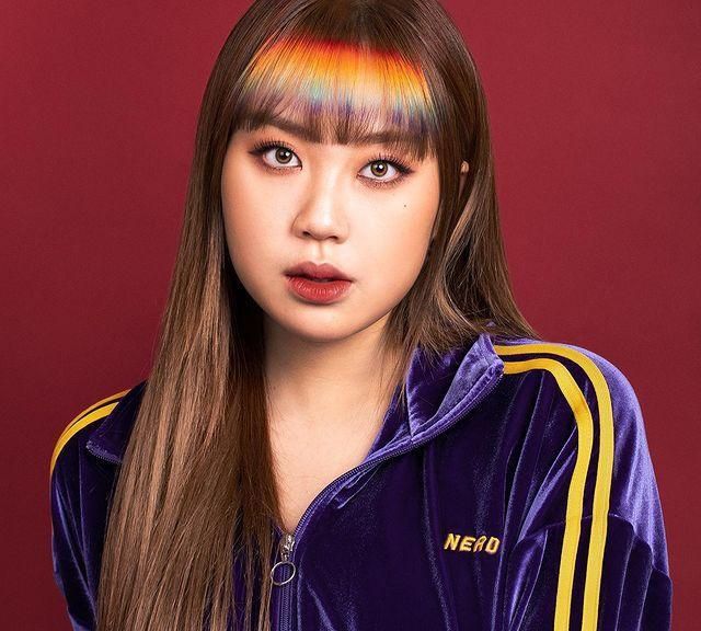 18岁rapper李英智在线互动网友惊悚提问高情商回答获关注