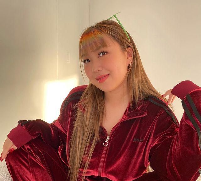 18岁rapper李英智在线互动网友惊悚提问高情商回答获关注