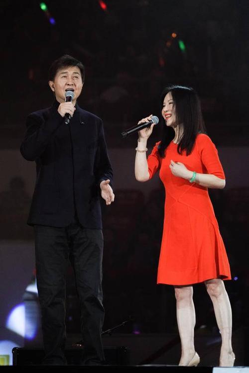 穿上了红色裙子的任静和付笛声,合唱两个人是真的恩爱,其实到现在了也