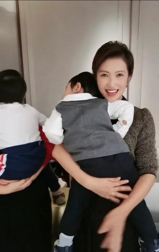 42岁春妮罕带孩子出镜,儿子侧脸像爸爸刚强,生娃难产16小时