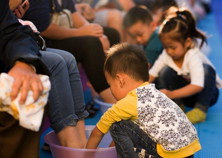 为啥有些家庭越孝顺的孩子越不受父母喜欢过来人讲的话很戳心