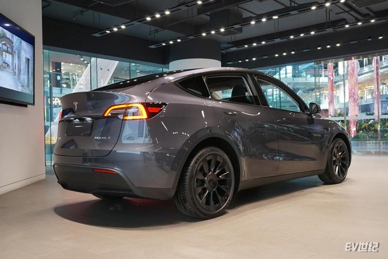 实拍特斯拉modely三十万出头就能买到的高性能suv