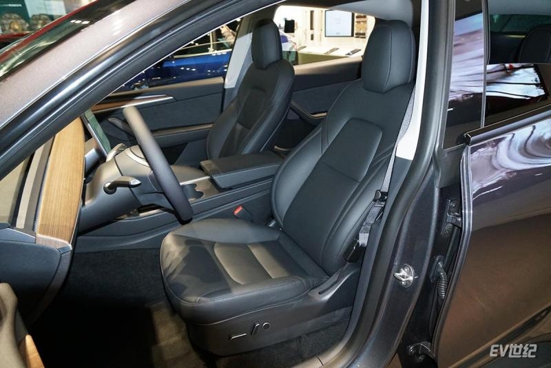 实拍特斯拉model y 三十万出头就能买到的高性能suv-新浪汽车