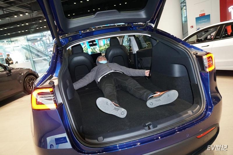 实拍特斯拉modely三十万出头就能买到的高性能suv