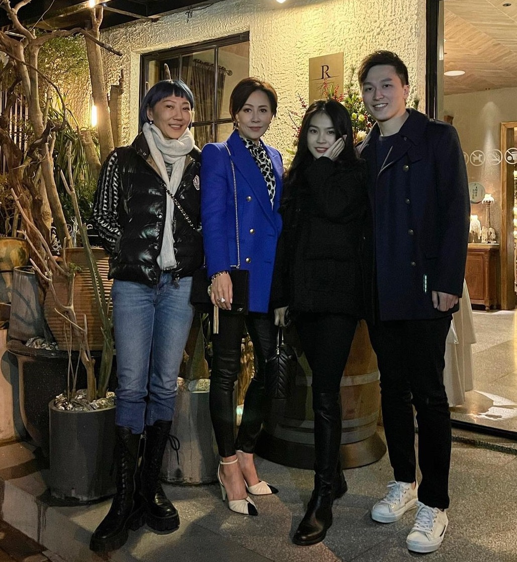 刘嘉玲和侄子晒新年合照,侄子疑似带女友出镜,合影站位也很讲究