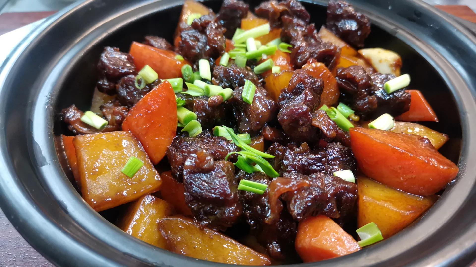 土豆炖牛肉的正确做法,牛肉软烂土豆绵软,孩子长身体期要多吃