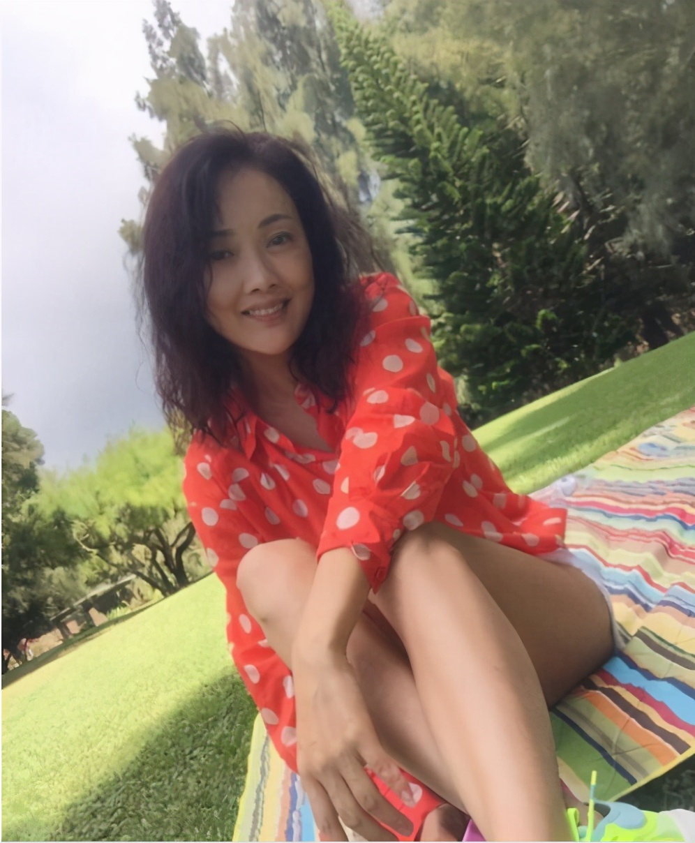 牛莉不老当然是假的,但自律身材好是真的,三万七的外套也不假