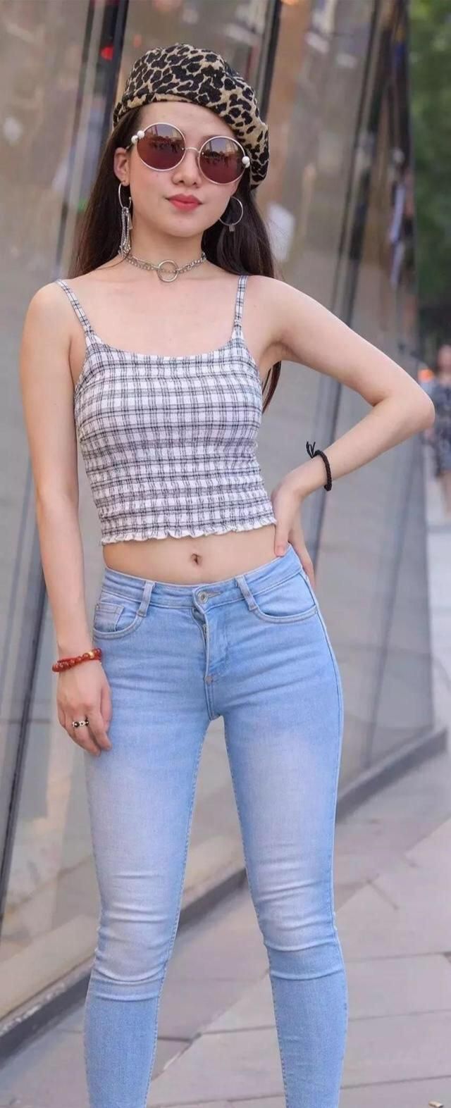 美女吊带背心加紧身牛仔裤的完美搭配,穿起来更加浪漫迷人