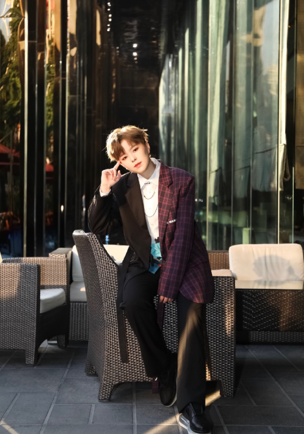 杨芸晴拍摄时尚大片,穿雾粉色西装英姿飒爽,黑皮领带显高级