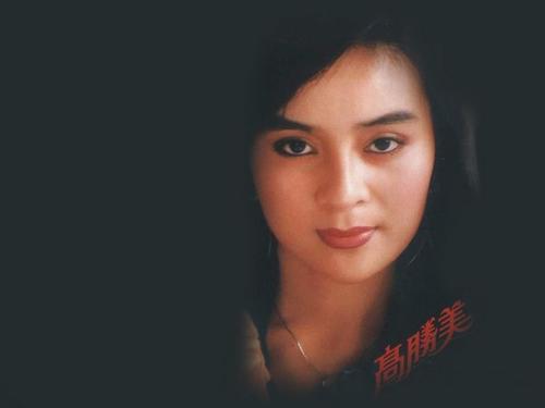 从小的高胜美家庭并不华丽,而是跟着父亲到处谋生.