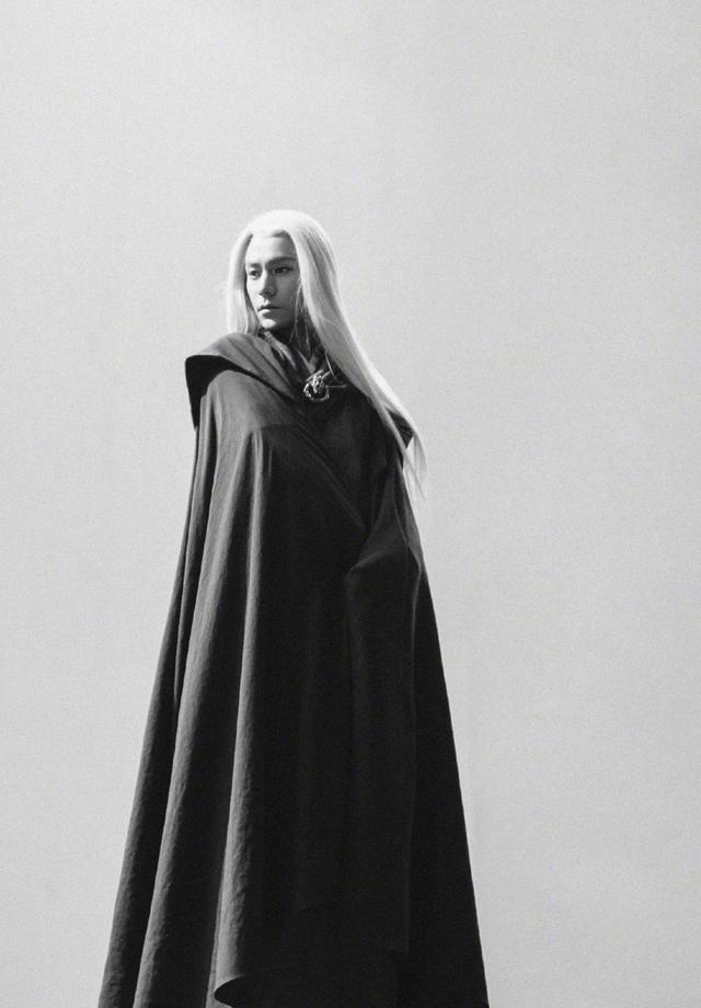 一身宽大的黑袍包裹了全身,微微侧首凝视,眼神中蕴含着万千情绪,极具
