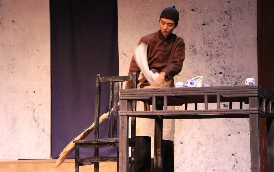 王俊凯参加北电毕业大戏,穿长衬衫化身说书人,生病过后又瘦了|王俊凯|