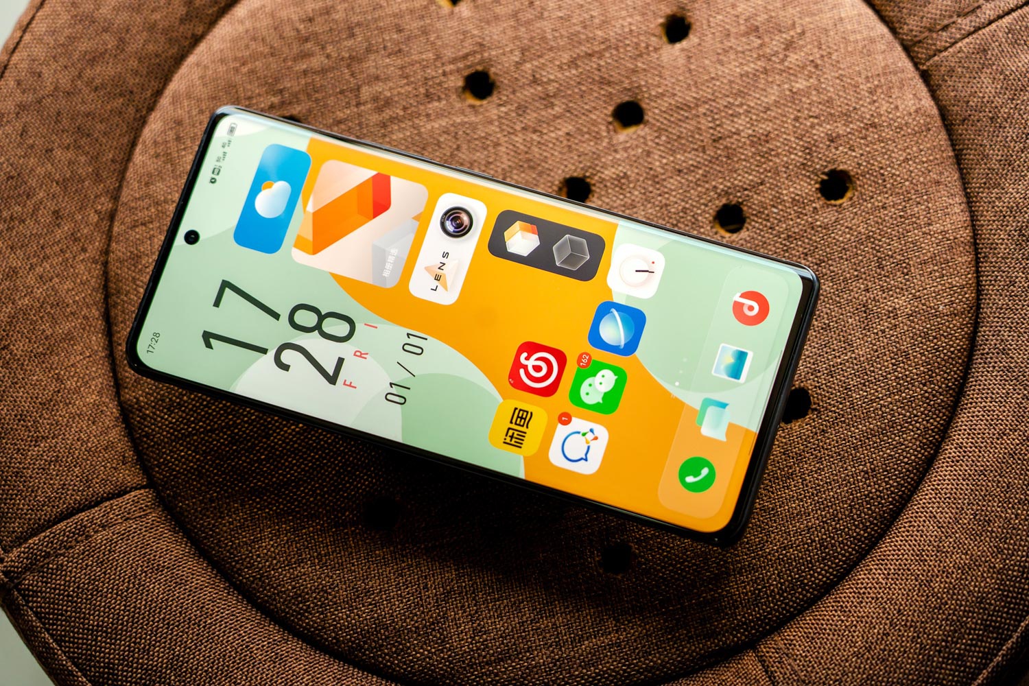 vivo x60 pro的这块屏幕的素质非常的优秀,采用的是6.