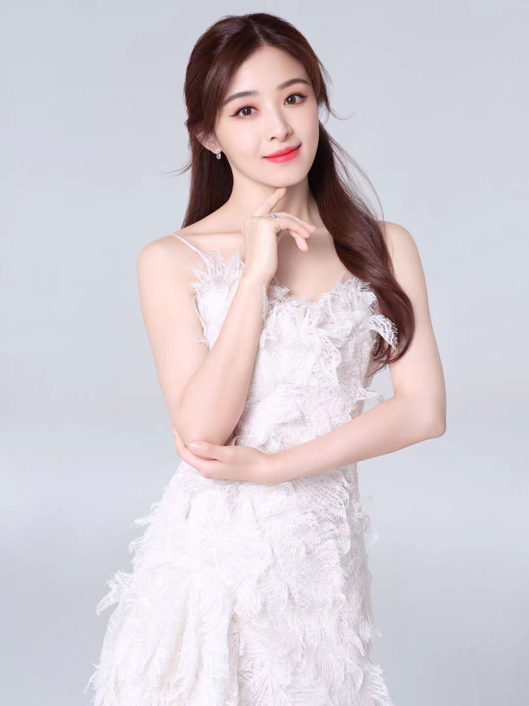 礼服适合穿张含韵这一身,隔着屏幕都觉得喜欢