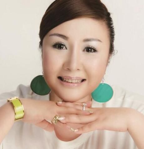 因自幼喜爱表演艺术,便在很小的时候拜师京韵大鼓李树盛等人,骆玉笙也