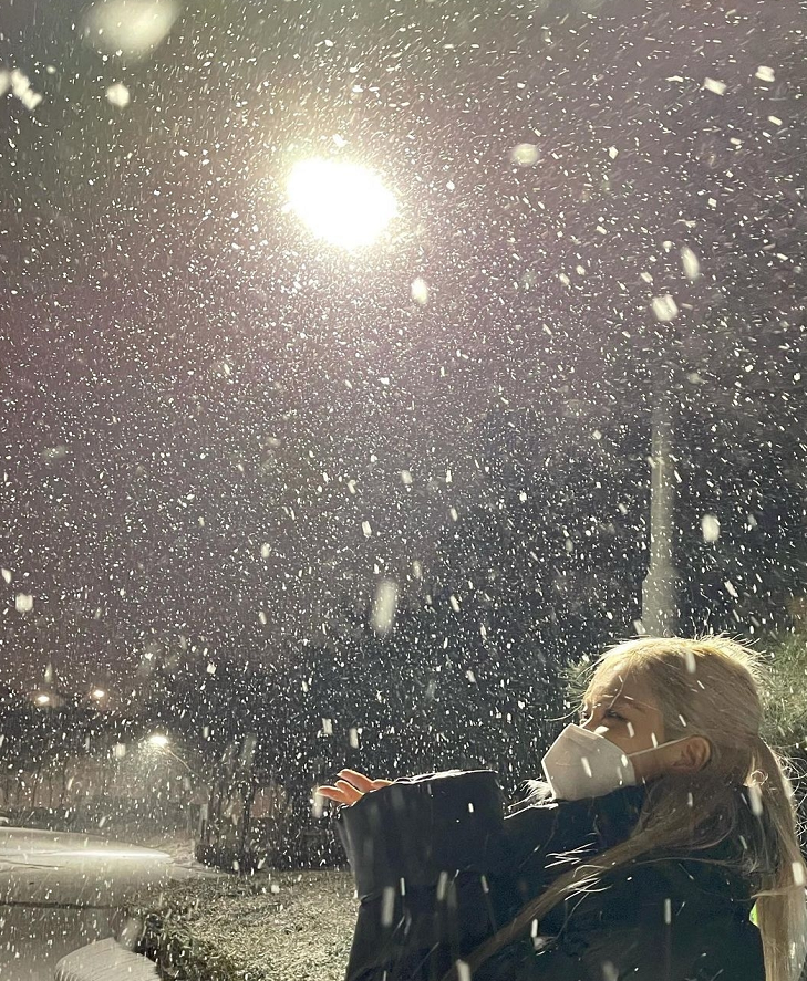 南韩爱豆都在玩雪,jennie,朴彩英雪地照,威神v实力诠释南方人