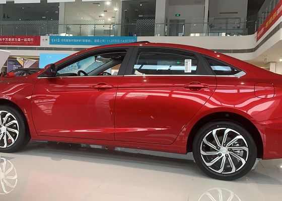 21款吉利帝豪gl到店,红色涂装很时尚,车长4725mm,配主动刹车