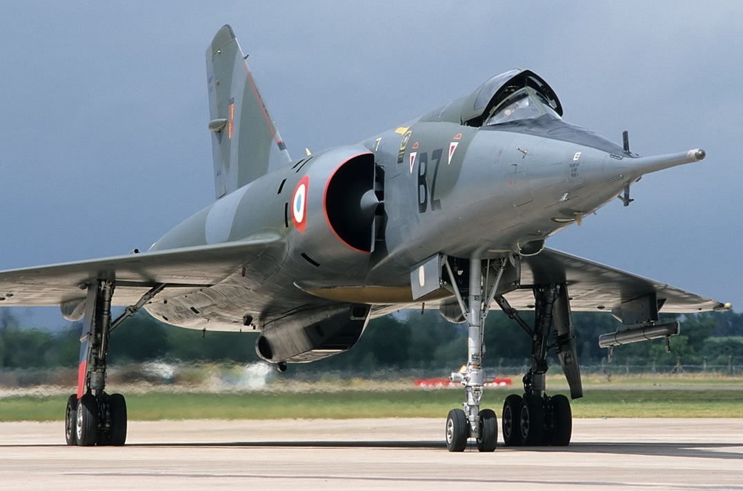 另据了解,在美苏争霸的极端环境下,法国共打造了30多架幻影-4轰炸机.