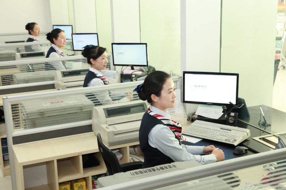 比起其他行业来说,银行职员的薪资水平已经非常高了,从数据中我们也能