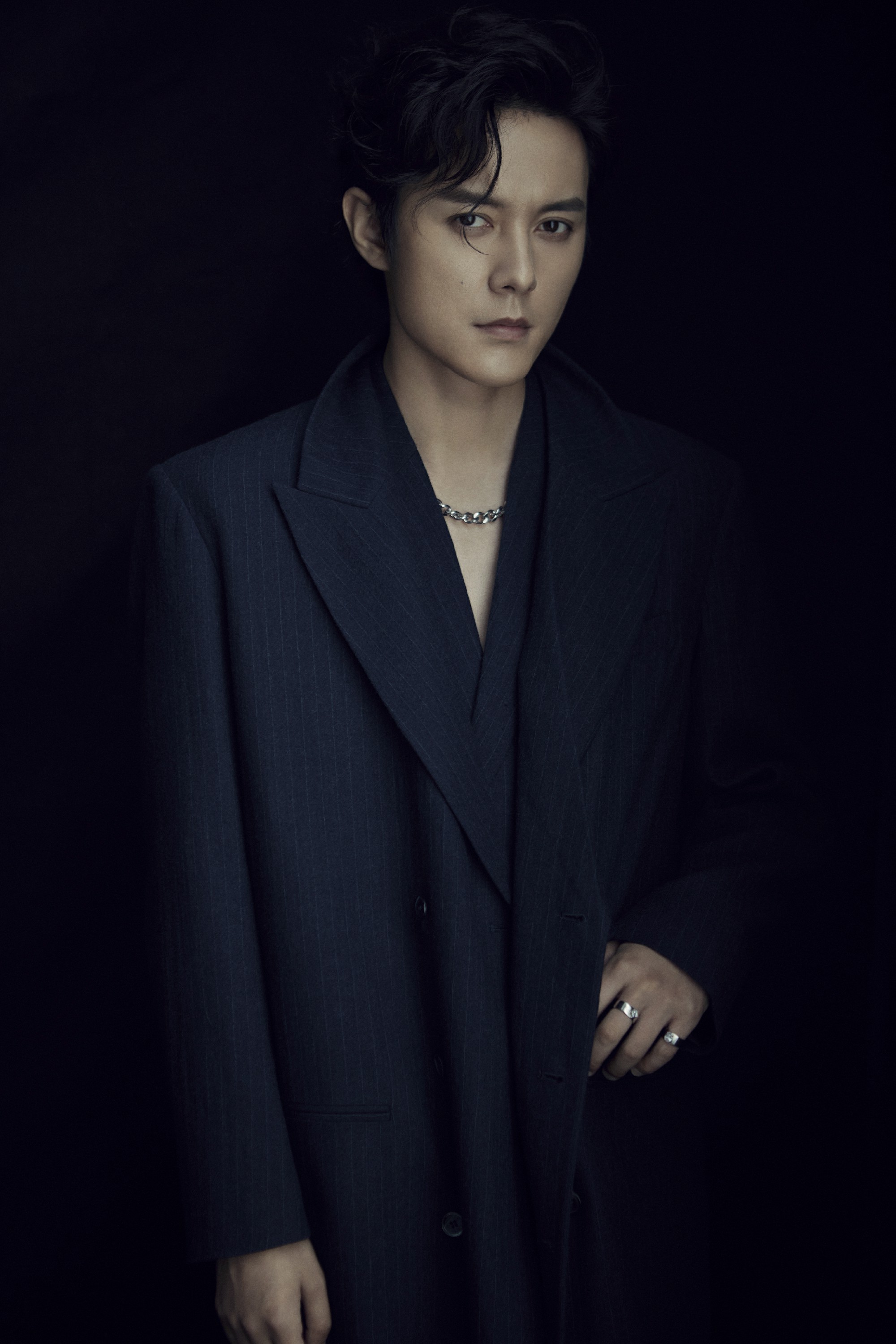 两种截然不同的风格写真里,张超时而阳光温暖,时而慵懒野性,随意切换