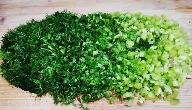 8,将茴香和木耳全部放入肉馅中,再次搅拌均匀.