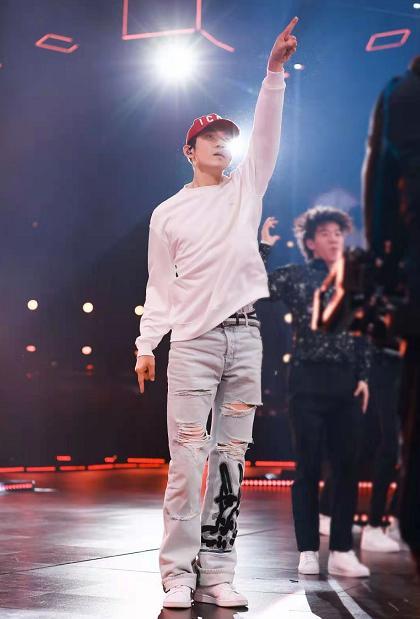 46岁钟汉良保养得太好了穿蓝衬衫参加直播清新帅气一点不油腻