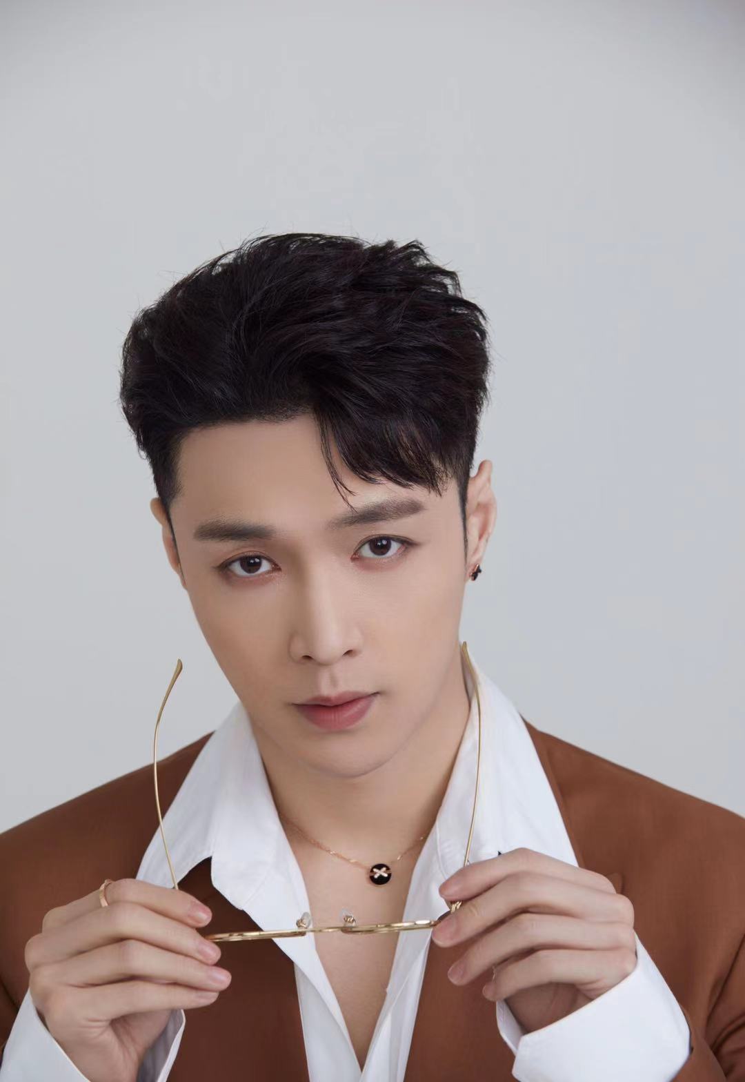 张艺兴焦糖色西装真是帅翻了