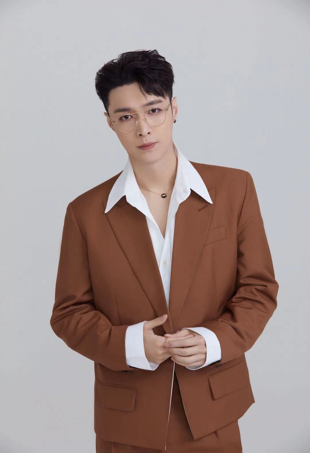 张艺兴焦糖色西装真是帅翻了