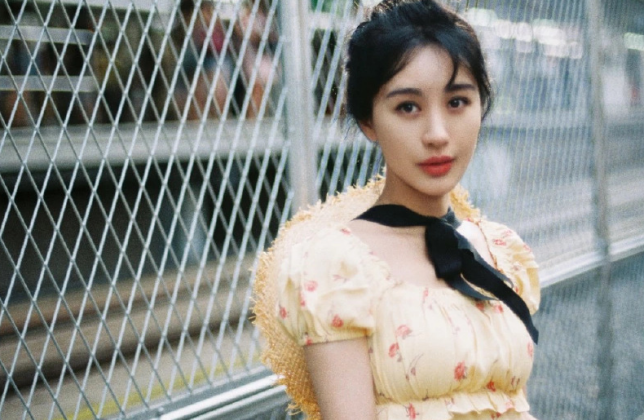 baby李菲儿去年罕见同台,状态都差不多,网友:黄晓明审美一致