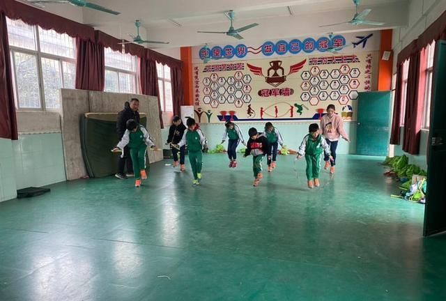 明亮的教室七星小学位于花都区七星村
