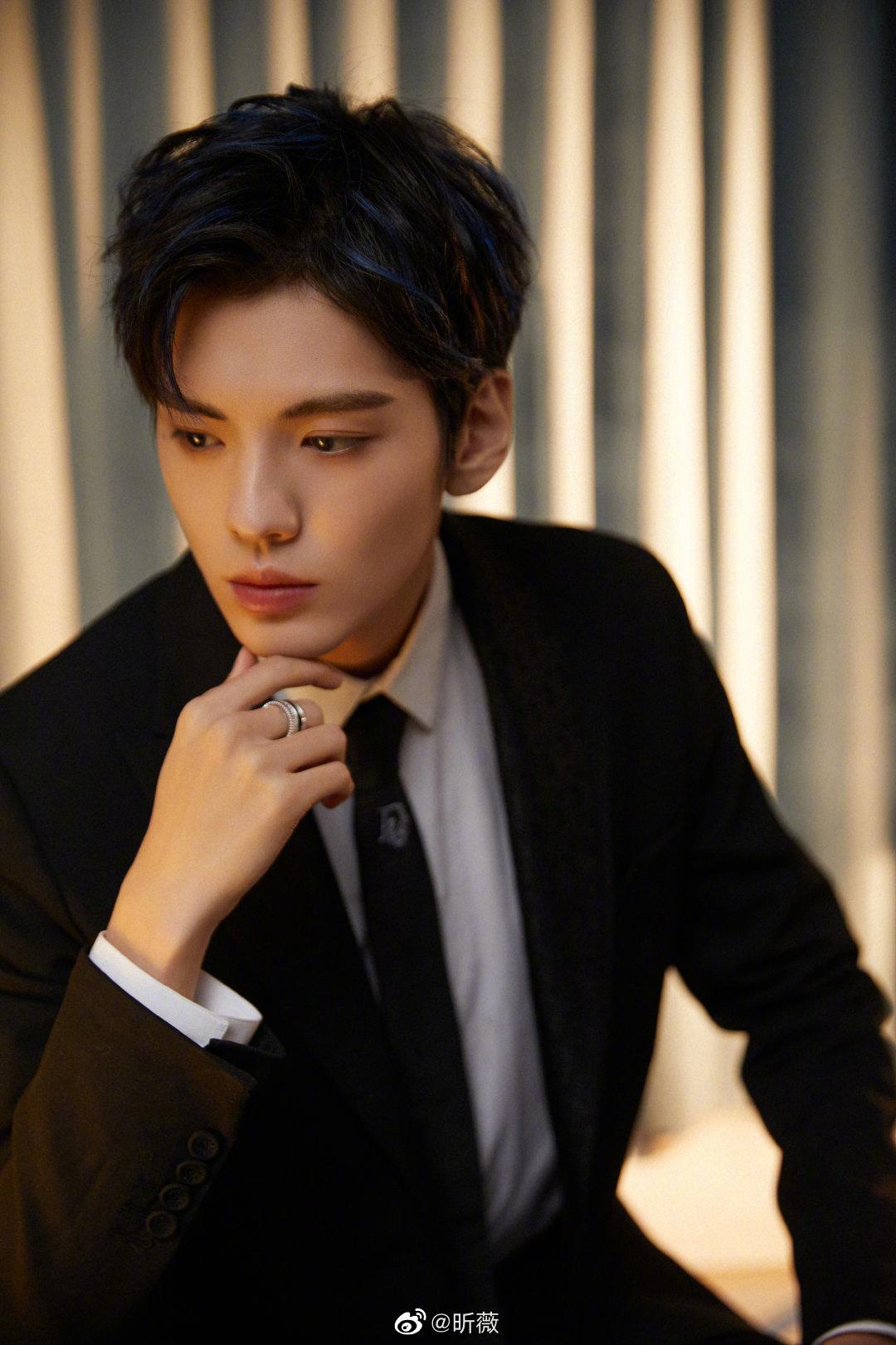 挑染蓝发的酷雅少年@biiiii毕雯珺 上线!