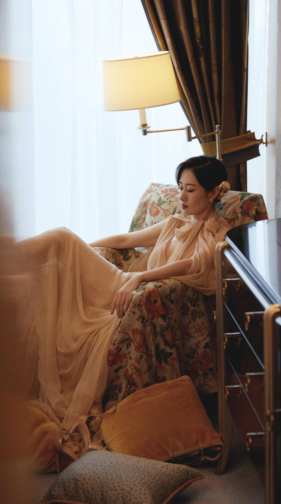 刘敏涛又贡献表情包了!跨年晚会一袭红衣热舞,44岁也乘风破浪