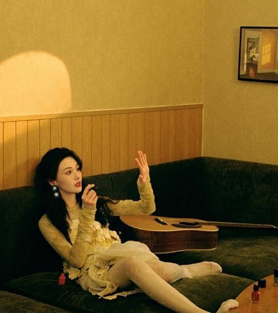 郑爽在家涂指甲油穿少女袜腿放茶几上这腿围普通人不配拥有