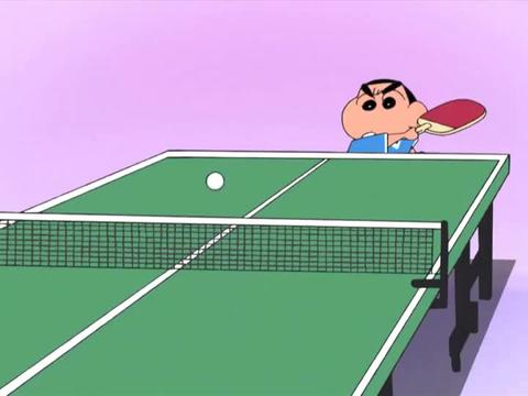 蜡笔小新:小新美打乒乓球,一个拿拖鞋一个拿饭勺,真会玩啊
