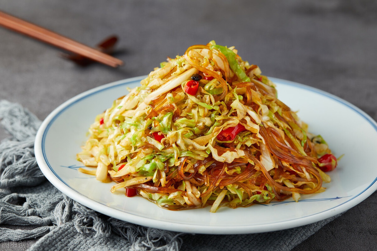 炒粉丝,最忌焯水后直接炒,多做1步,粉丝根根顺滑,还不结团