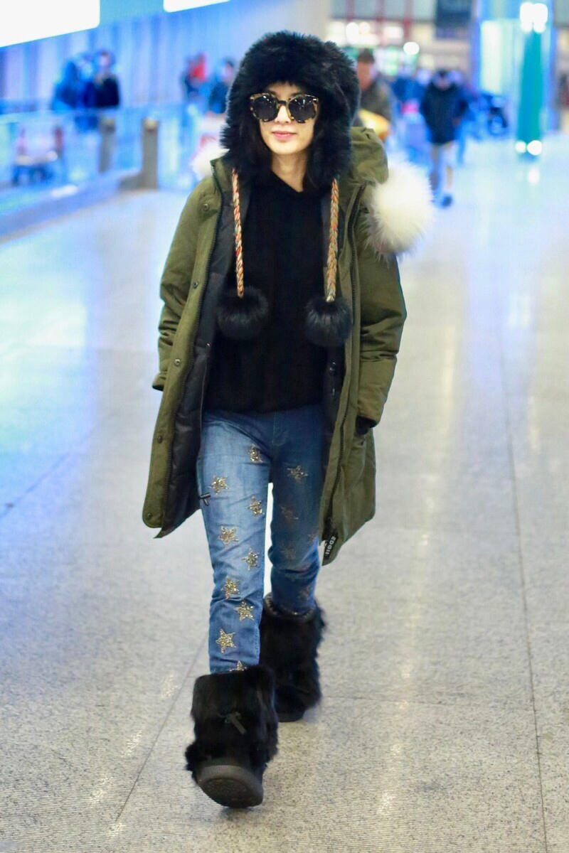 黄圣依的气质太有优势军绿色大衣配牛仔裤保暖舒适难掩高级感