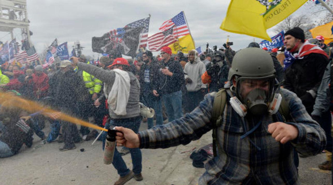 70秒梳理美国一日乱象:示威者冲入国会与持枪安保对峙,有人中弹被抬出