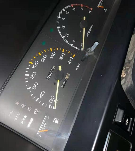 随后车主打开车门,我们看到了这辆丰田ae86的车内情况,很经典的仪表盘