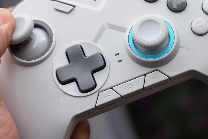 从手感到体感全面突破,国产百元级pc端手柄标杆:飞智黑武士2