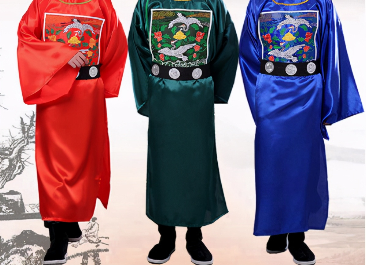 飞禽走兽就绣在一块叫补子的布上,官服前后各一块.